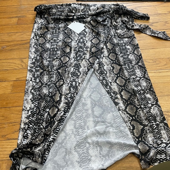 NWT ByEgreis snakeskin print wrap skirt - Picture 4 of 5
